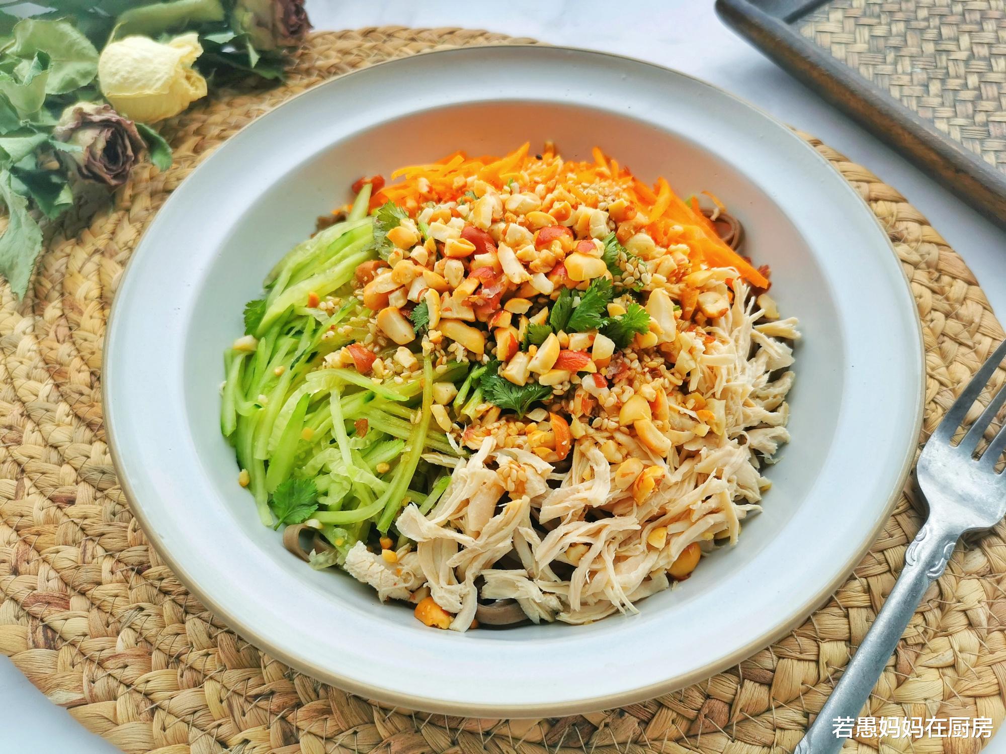 减脂■鸡丝凉面怎么做？原来煮面和料汁都有讲究，做好了不油腻还减脂