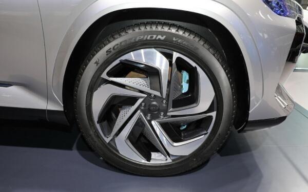 SUV：又一款高颜值suv现身，溜背式车身配大尺寸轮毂，真帅气