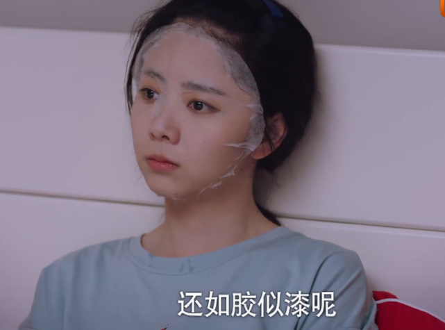 面膜|李尖尖和闺蜜一起敷面膜，别人都是素颜，看到她的眼影，被吓到了！