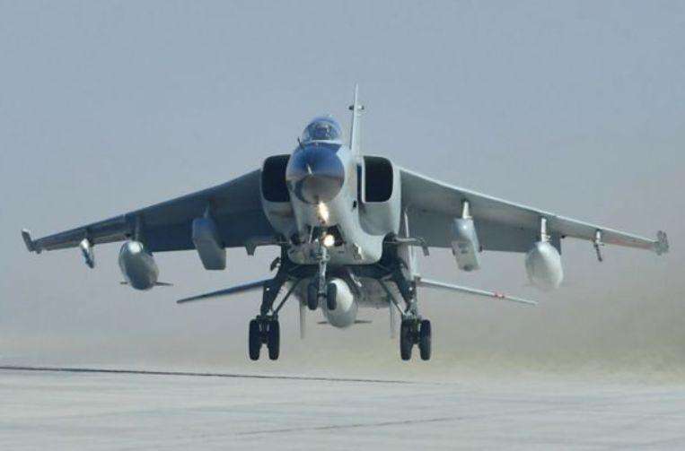 轰-6|美军航母紧急撤离海峡，日嗅到一丝不祥信号，卫星发现轰6G已出动