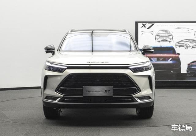 『SUV』北汽终于“开窍了”，这款SUV命名X7，轴距2.8米，配三块大屏幕！
