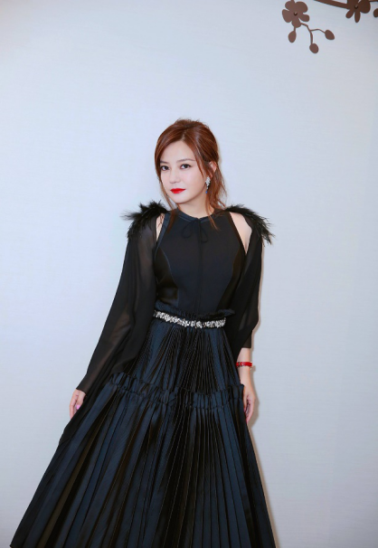 「赵薇」赵薇颜值重回《还珠》巅峰 ，穿搭功力大大提升，43岁还充满少女感