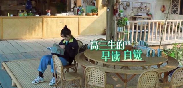 张子枫:张子枫写的“高考卡片”彻底火了!看清楚她的字迹后,不愧是黄磊的女儿