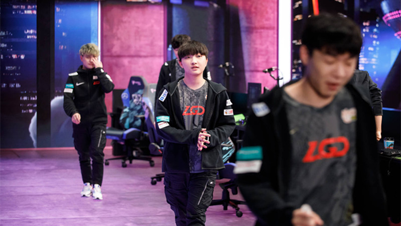 LGD|“韩援不想赢”就在今天，LGD输UOL被原地解散，小花生耻辱数据成S10第一人