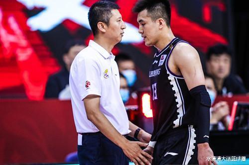 辽宁男篮：郭士强下课后三小时，“戏剧性”一幕出现，辽宁三败不怪老叔