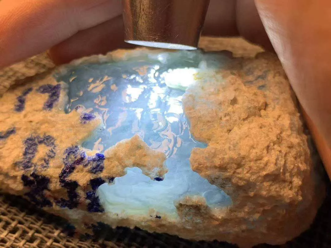 翡翠|翡翠原石开出了一片天空蓝,深深吸引住翠友的目光