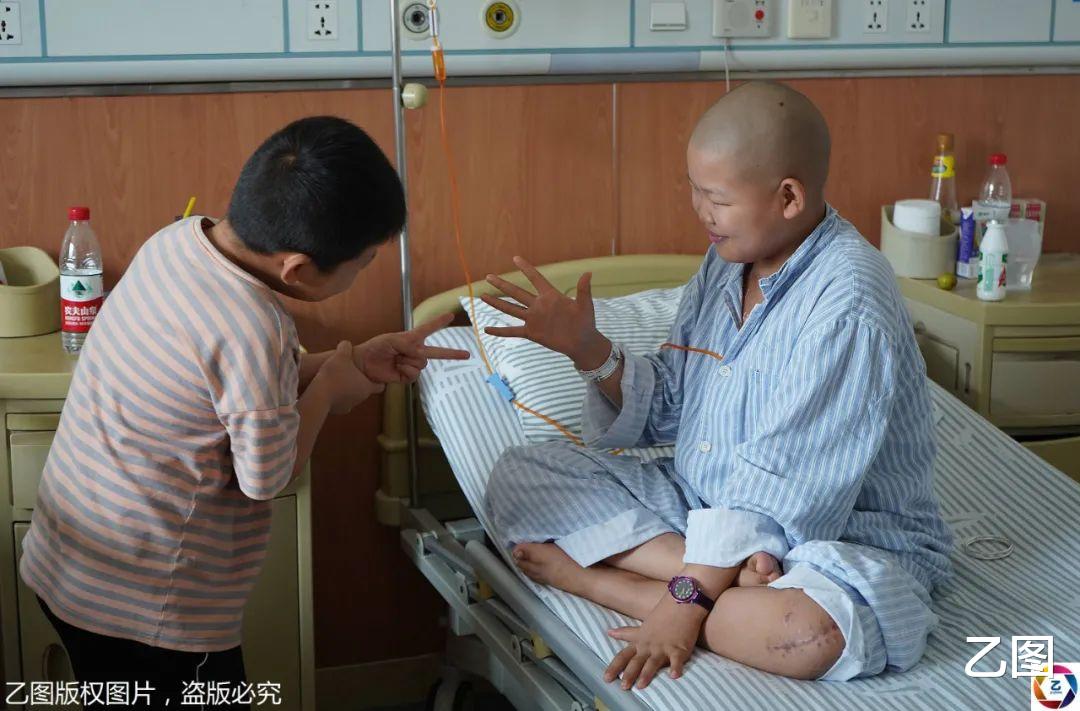 乙图|高温下8岁男童帮年迈姥姥卖菜，为姐姐凑医疗费，吆喝声让人心疼