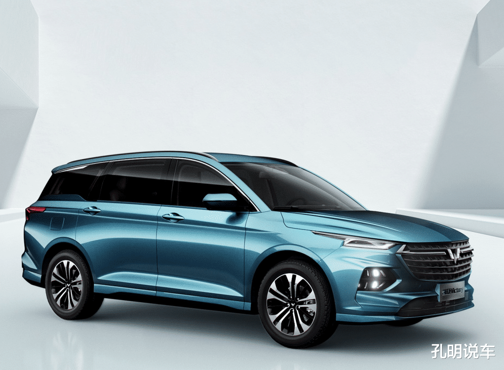 五菱▲更高级的五菱“面包”，液晶大屏+全景天窗！方向盘刻着英文标