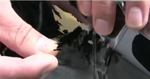 奔驰|300万奔驰做美容，车漆突然掉下一大块，网友：赔你800万