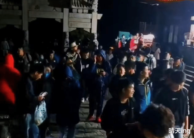 :五一假期,泰山景区再现“人山人海”,为泰山日出通宵登山排长队