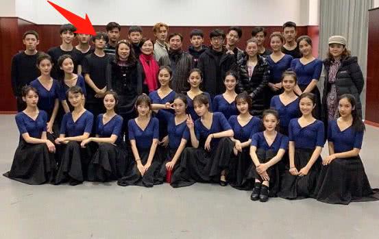 有一种倔强叫易烊千玺，班级合照宁愿挤坏老师，也不愿触碰到女同学