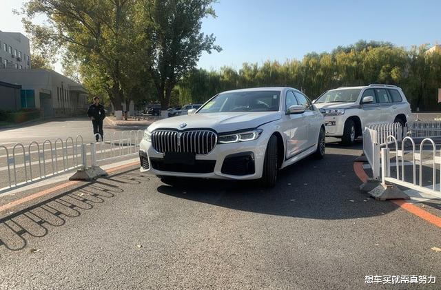 宝马7系|辽宁老板88万买宝马740，饭局上遇见玛莎车主，两人整齐放好钥匙