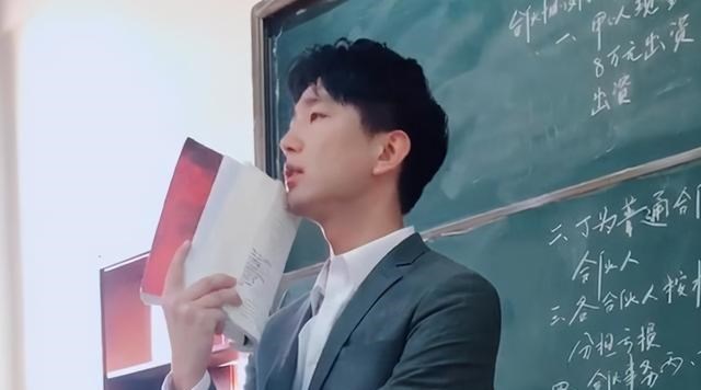 数学|老师穿“汉服”火了，语文和数学老师颜值爆表，历史老师画风突变