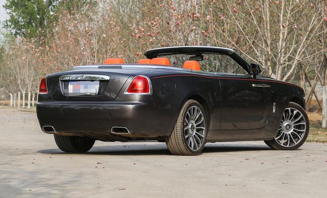 #劳斯莱斯#杭州一集团千金开劳斯莱斯现身街头，车牌999，但依然没车主“养眼”