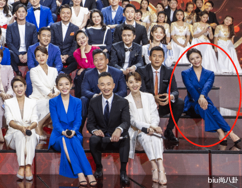 董卿|为何女主持上台从不穿短裤？看了董卿和后辈们的坐姿，瞬间明白了