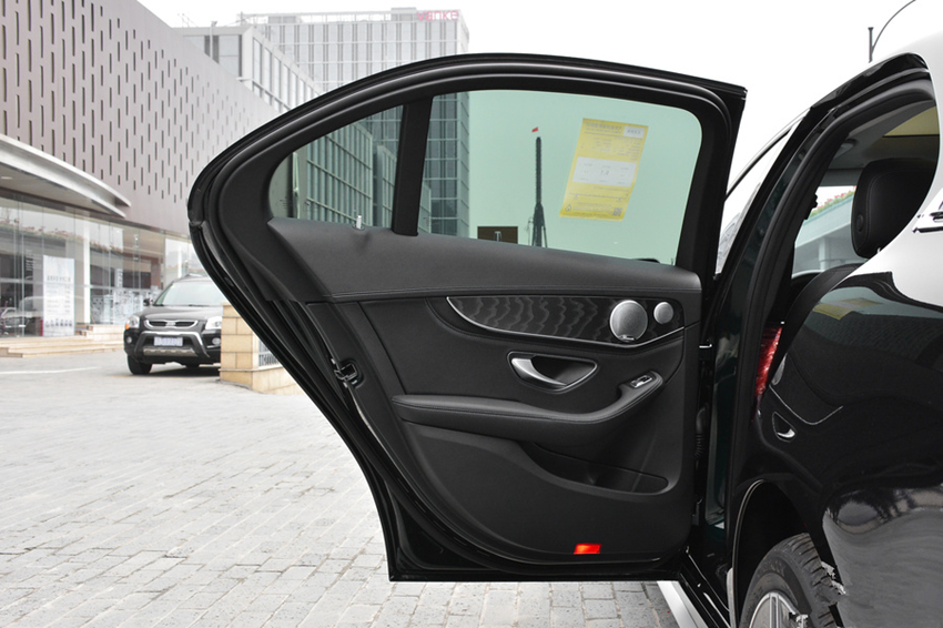 奔驰C级|再跌6万！这豪车也跌至“亲民价”，轴距2米9油耗6.3，仅售24.8万