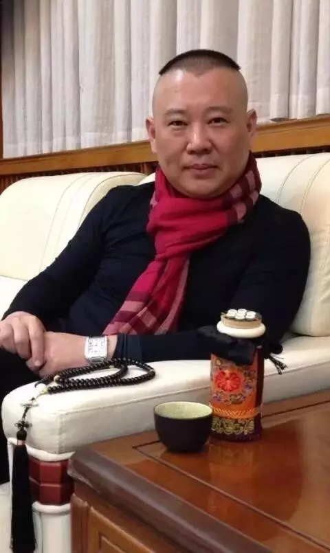 郭德纲|郭德纲送他一条手串，他戴了10年！颗颗都是精品！