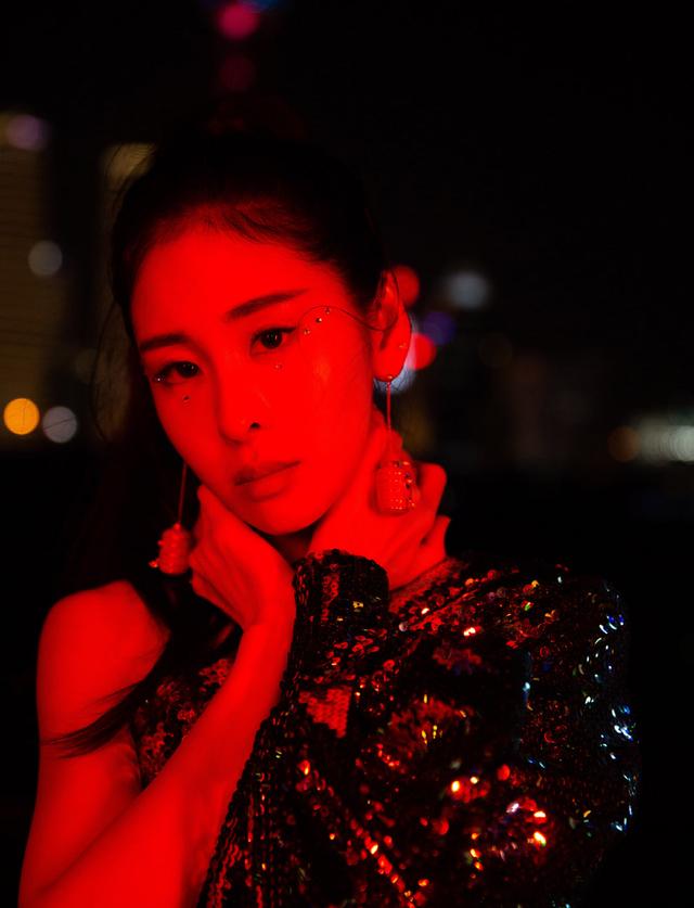 张碧晨@张碧晨携新歌亮相五四晚会，斜肩亮片裙+高马尾，酷飒又不失性感