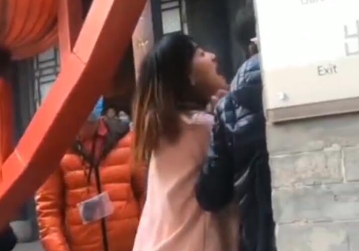 导游|棋逢对手！男游客殴打女导游，致其嘴鼻出血，游客：拦不住