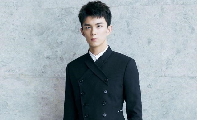 杨幂@《长歌行》剧组够赞！热巴房车被拍保安秒上车，对她的饮食更用心