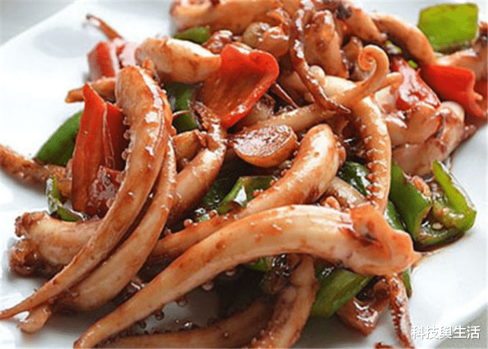 【】鱿鱼见人类落水，会紧紧依附将人类拖下深海，这是为什么？