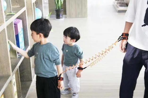 「互联互通」小女孩玩耍时意外触电，路过孕妇伸出援手，被称赞：教科书式营救