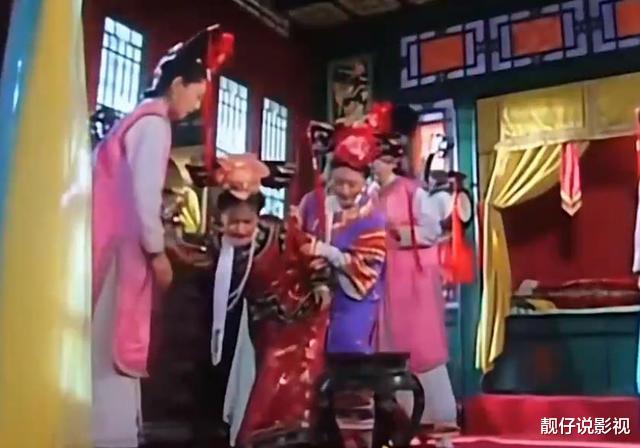 「小燕子」还珠格格：小燕子穿高跟鞋，老版差点摔倒，新版居然连站都不会了