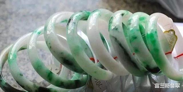 「翡翠」200万拿下一批翡翠蛋面，到底是赔大了，还是赚大了，无人敢下定论！
