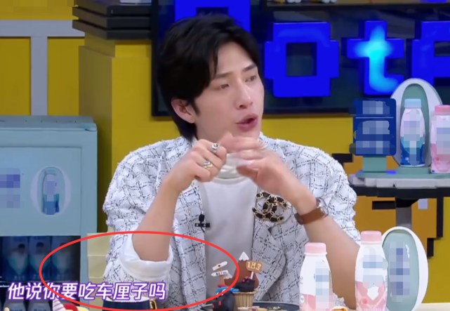 李现|李现晚上专门送“车厘子”到邻居家，得知是谁，女粉沸腾了