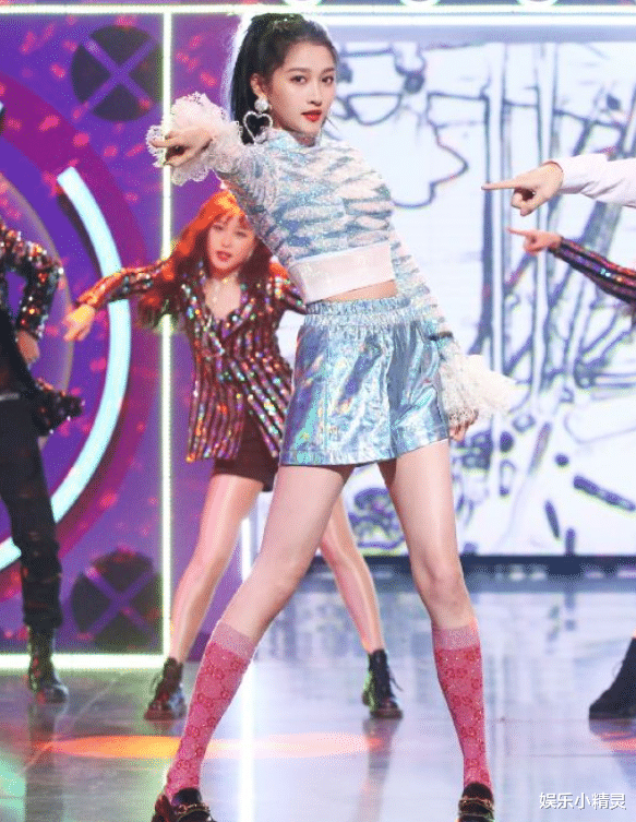 关晓彤:关晓彤节目中热舞,当看到她\身后\的女舞伴,我怕是眼花了吧?