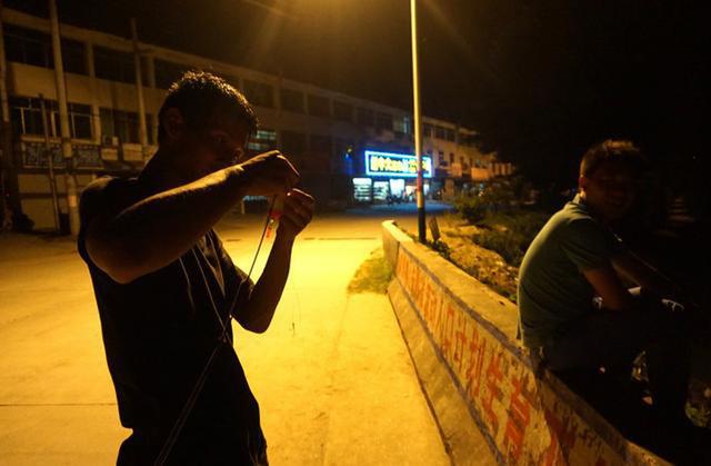 王牌钓手|夜钓多疯狂，桥上挤满钓鱼人，钓获的翘嘴鱼最多