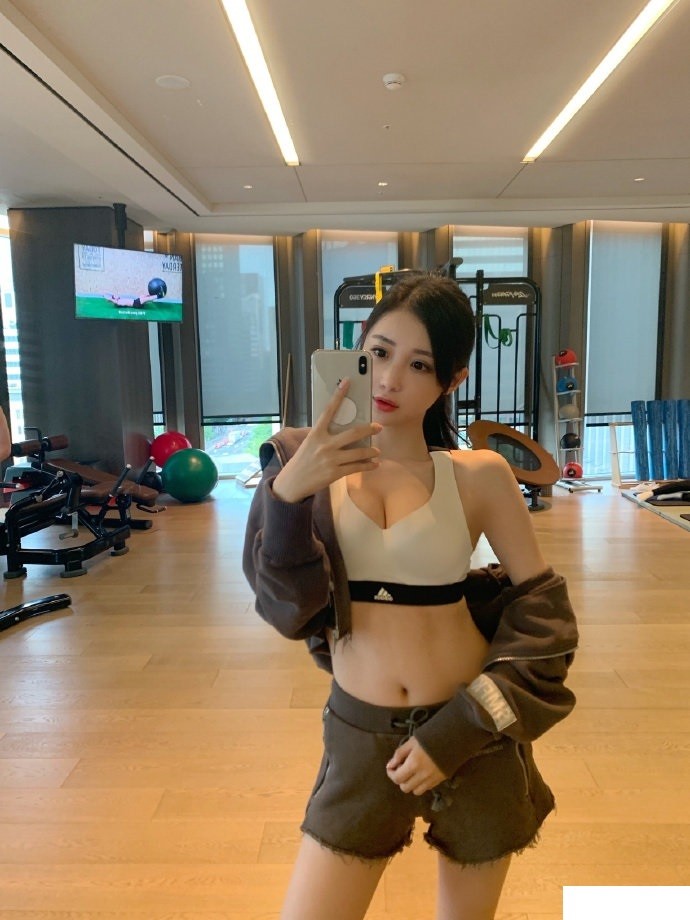 潘玮柏|潘玮柏晒一家四口合照官宣结婚,女方气质好形象佳,吴昕却被拉出来遛