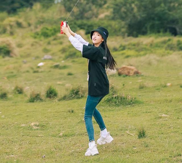 「杨超越」杨超越不愧是“村花”，扎双马尾穿制服裙，这腿是被天使吻过吗