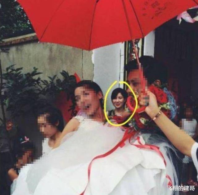 『许佳琪』前妻自杀未遂21天后, 黄景瑜和迪丽热巴戴情侣项链亮相, 疑因戏生情