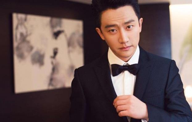 参观黄轩住的家，客厅植物也太大了，连电视机几乎都挡住