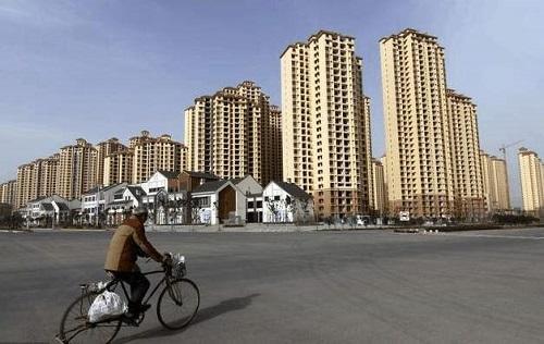 城里人穿得光鲜亮丽，却一身房贷，“供大于求”的房产该怎么办？