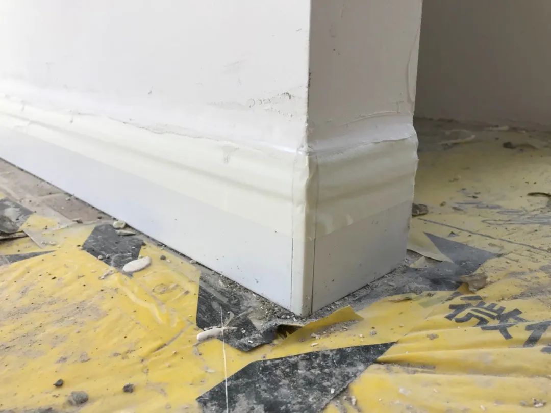 ▲踢脚线颜色没选对，装修再美都要毁！