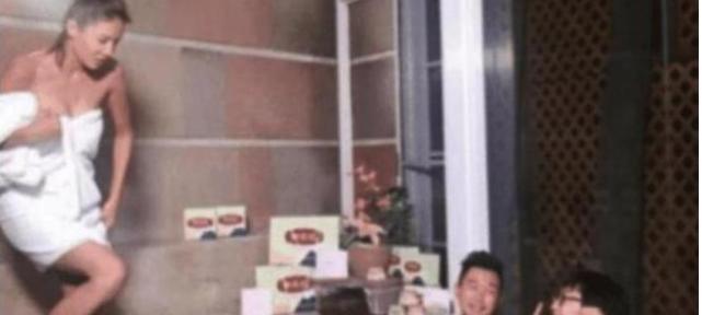 成龙|被成龙力捧后”一炮而红“，在日本节目与2男泡温泉，网友：丢人丢到了国外