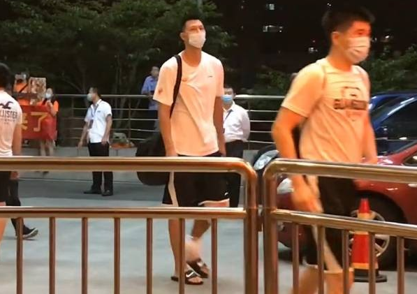 易建联|带伤轰18+14,易建联赛后脚缠冰袋走路都困难!和周琦对比太强烈