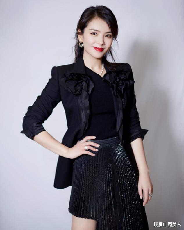 发型|女人过了50岁，有白发的建议剪这5种“发型”，时髦还减龄