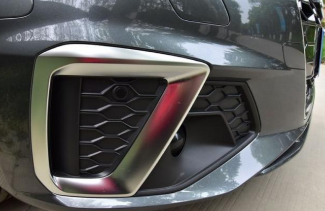 「奥迪A4L」新一代奥迪A4L真香!金属灰显运动豪华,网友:开它比奔驰还帅