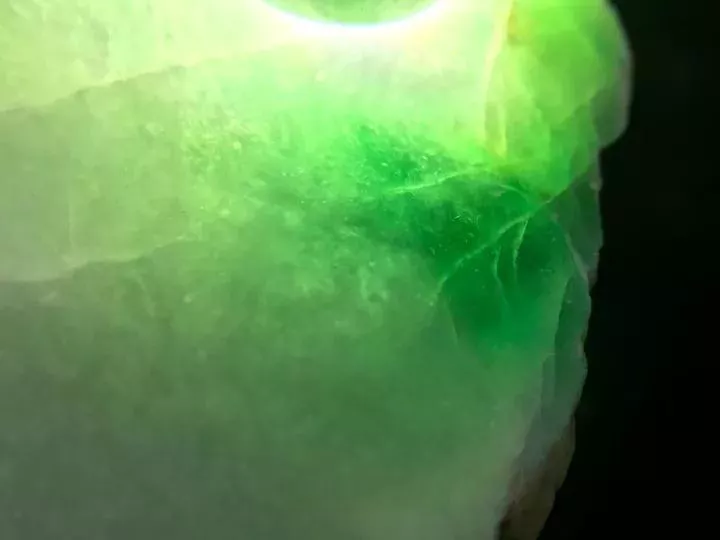 「翡翠」不听朋友劝阻买下一块翡翠原石，一刀下去货主的梦破灭了？