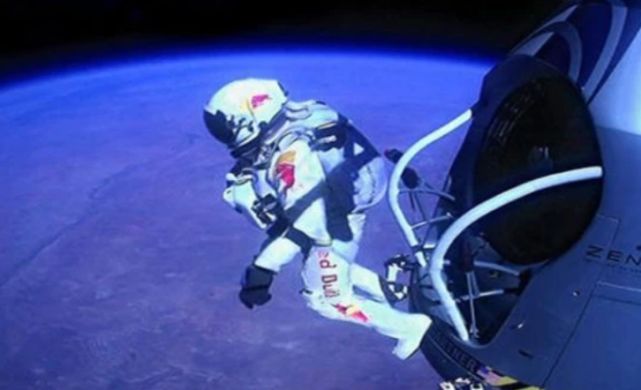 微生物|那个第一个从4万米太空中，一跃而下跳跃回地球的极限运动小伙，后来怎么样？