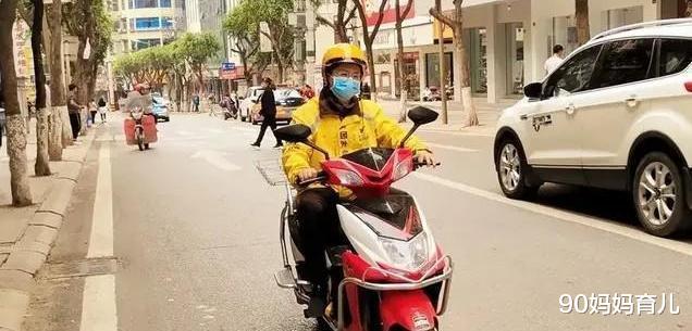『外卖小哥』后续来了!5·1兼职“外卖小哥”教师已辞职,道德暴力何时休?