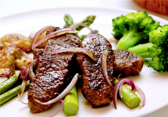 腊肉：吃牛排时，盘子上的煎蛋，不懂的人直接吃掉，老板：闹笑话了！