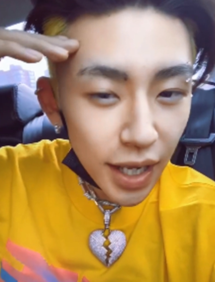 王琳凯|真人秀导演不让打眉钉，看到小鬼王琳凯的遮挡技巧后，太机智了