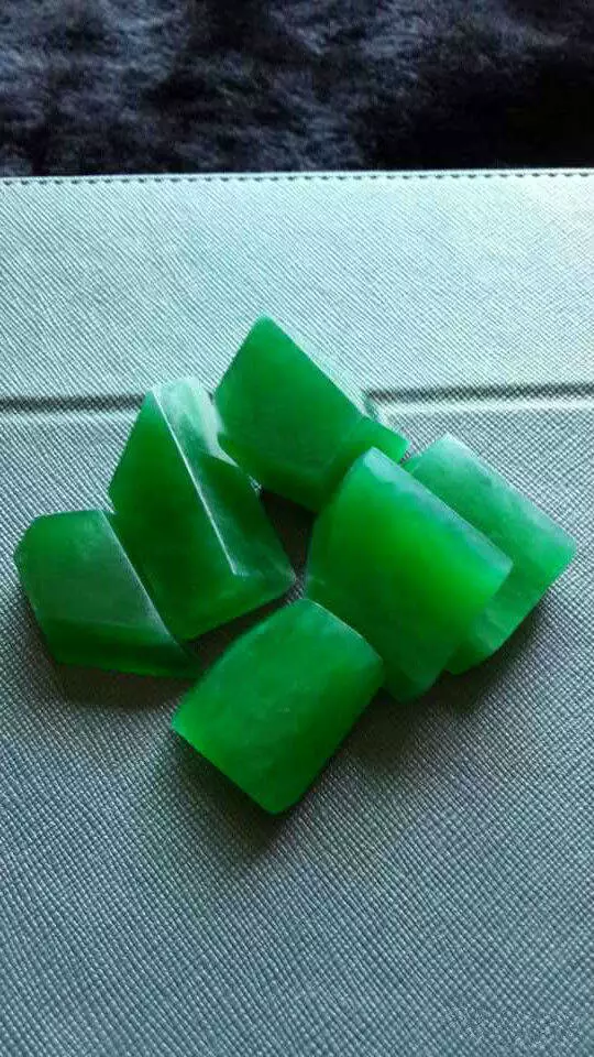 「翡翠」他从身家10亿败到倾家荡产，一块翡翠原石又让他一夜暴富！！