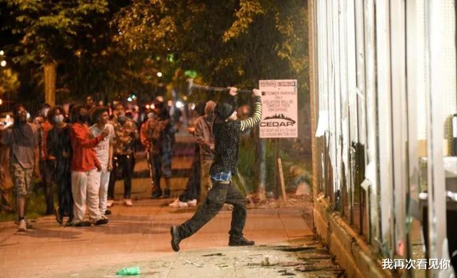 『美国』美国突发大规模暴动!万人洗劫全城 纵火烧楼 市民当街惨死