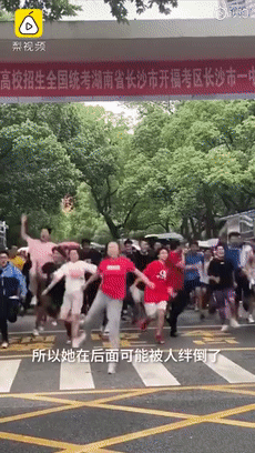 高考|冲出考场时开心到劈叉的女生找到了,得知身份后网友愣了…