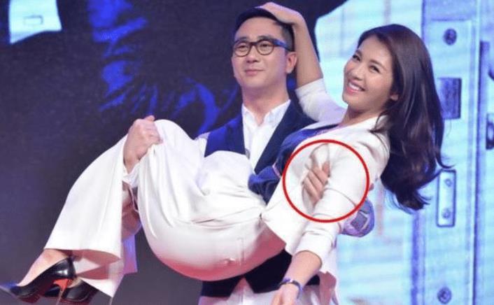 「王自健」刘涛被王自健当众公主抱，谁注意到他手部动作？网友：细节见人品